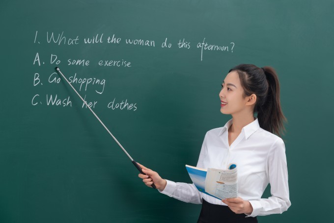 高中英语老师正在上课实拍图