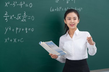 与同学们互动的女老师实拍图