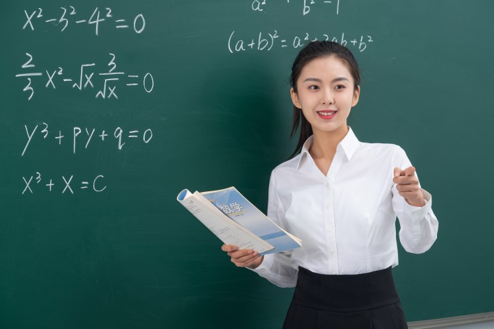 与同学们互动的女老师实拍图版权图片下载