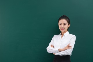 微笑的年轻女老师近景高清图