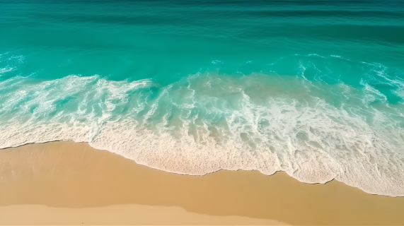 碧海蓝天与浅黄沙滩真实摄影图