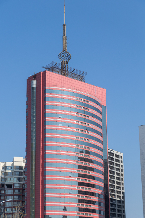 红色城市高楼实拍图版权图片下载
