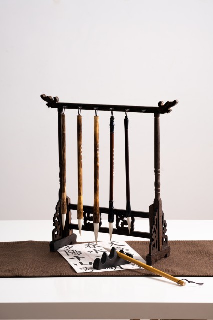 挂在笔架上的四支毛笔高清图