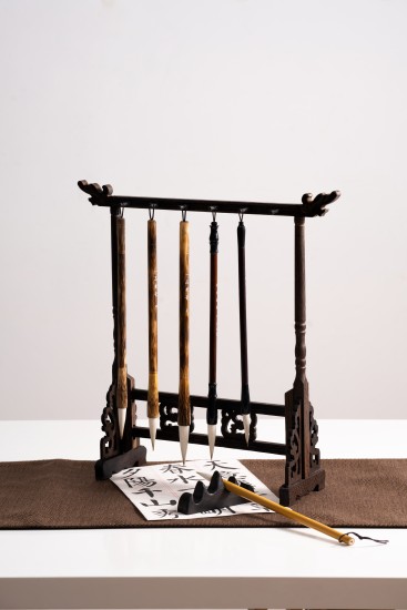 挂在笔架上的四支毛笔高清图