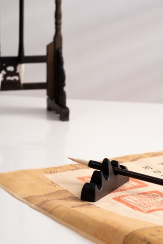 放在笔架上的干净毛笔高清图