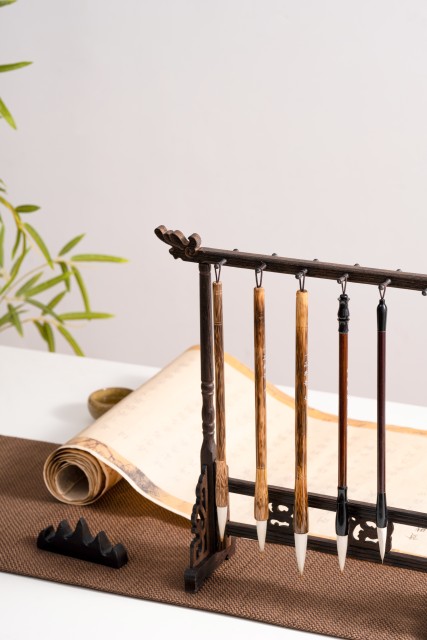 书桌台上的木质毛笔架高清图