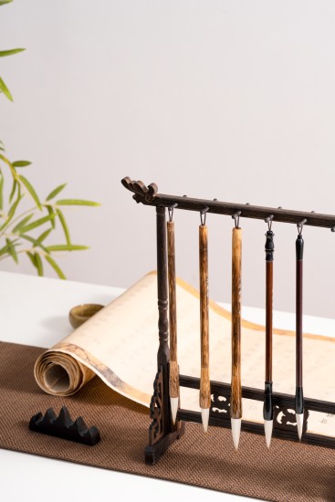 书桌台上的木质毛笔架高清图