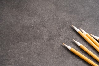 黄色笔杆毛笔局部特写图
