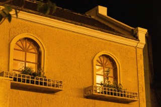 商业建筑拱形窗户实拍图