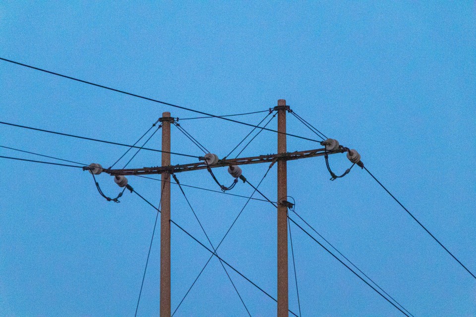 维护电力的电线高清图版权图片下载