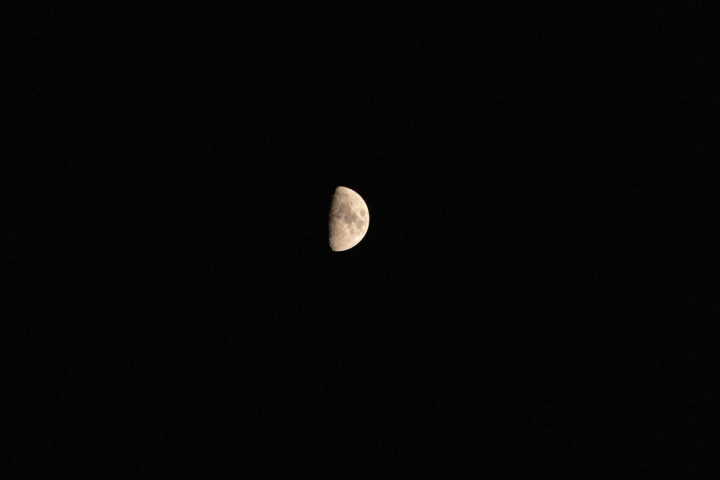 黑夜里明亮的月亮高清图版权图片下载