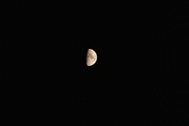 黑夜里明亮的月亮高清图