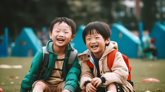 两个可爱的中国和亚洲男孩在操场上笑摄影图片