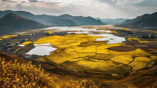 黄田环绕湖水山峦深白与天蓝高清摄影图