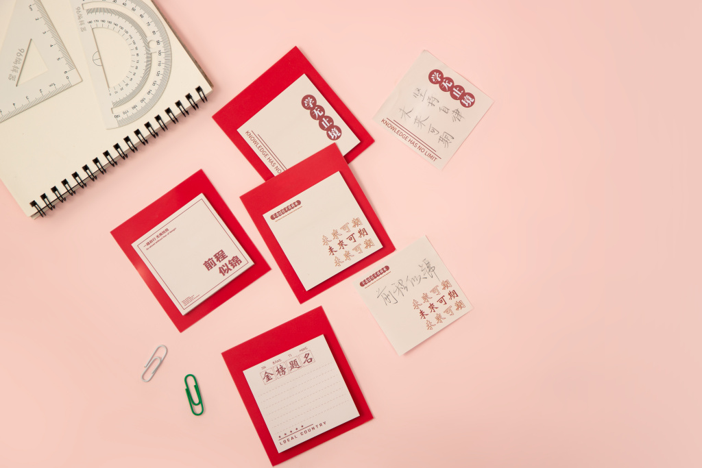 笔记本旁边的助力高考便签高清图版权图片下载