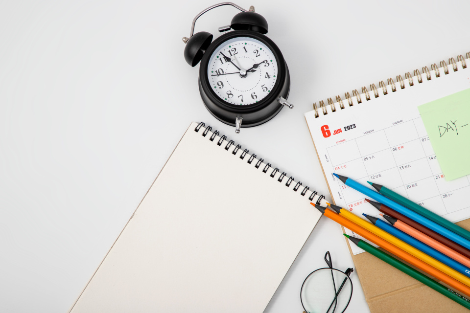 时钟倒地时高考素材图