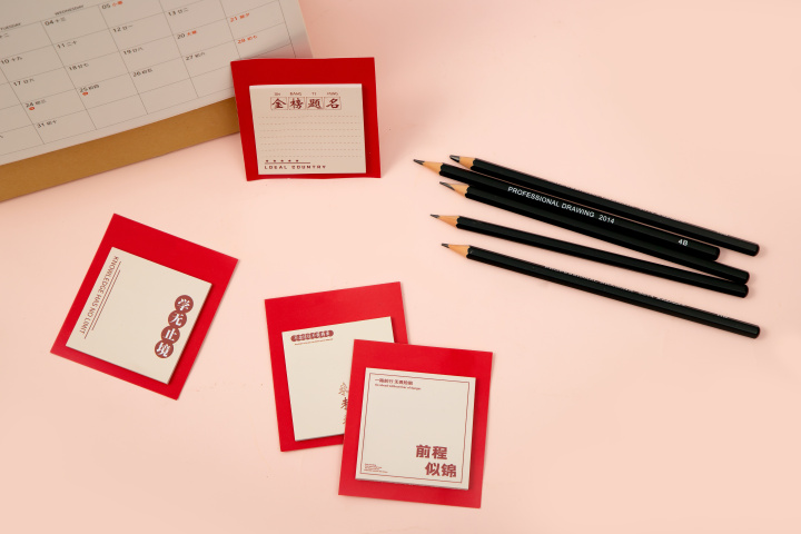 粉色桌面上的高考便签高清图版权图片下载
