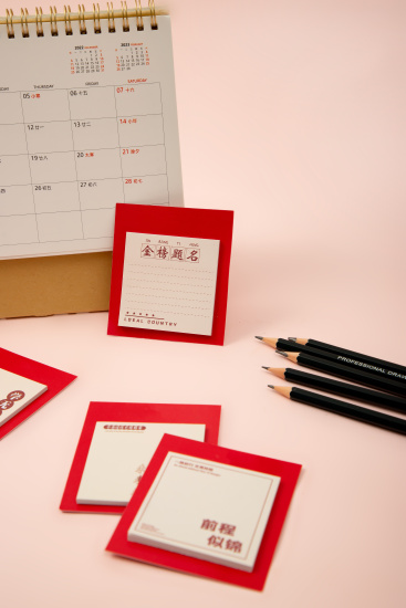 靠在日历上的助力高考标签高清图