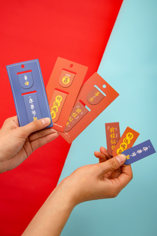 手拿励志加油书签高清图