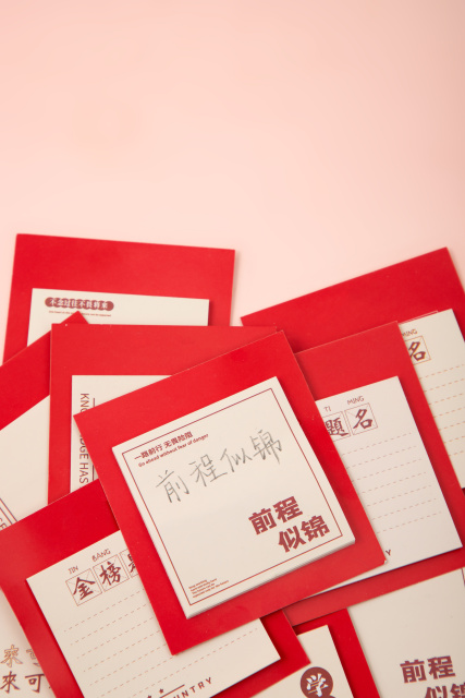 红色卡片助力高考高清图