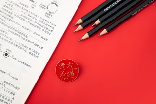 红色背景下的红色助力高考标签牌高清图