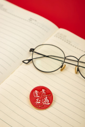 笔记本上的眼镜和红色小牌子高清图
