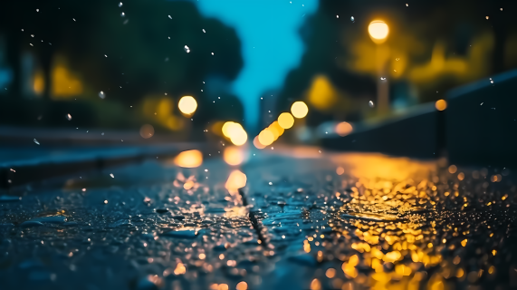 模糊的灯光蓝色雨滴落在走道上摄影图