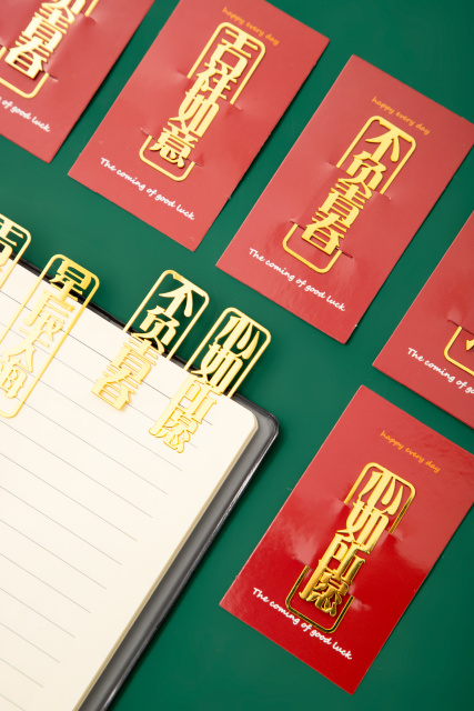 夹在日记本上面的金色书签图