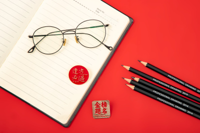 眼镜铅笔笔记本和助力高考标签高清图