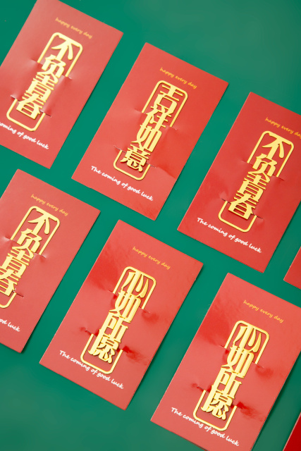 红色金属字体书签图