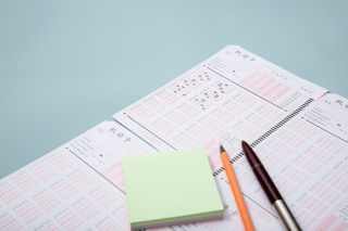 考试中的答题卡和文具高清图