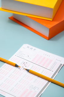 两只黄色的铅笔和答题卡高清图