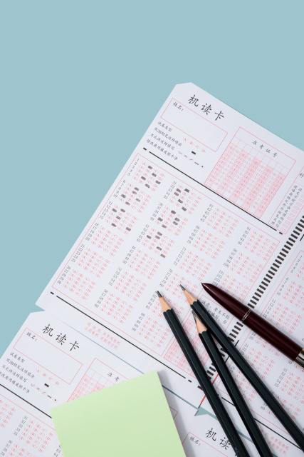 考试试题答题卡和铅笔实拍图