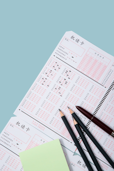 考试试题答题卡和铅笔实拍图