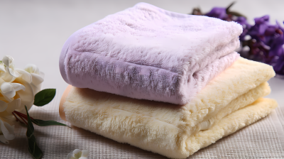 柔软光黄淡紫色丝棉毛巾摄影图