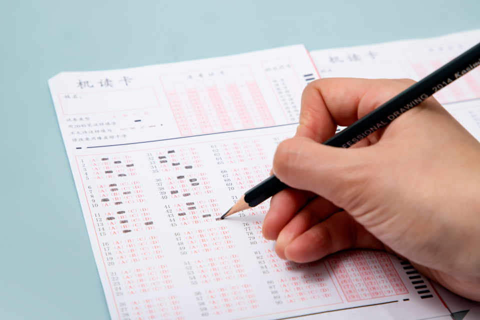 正在答题卡上答题的实拍图