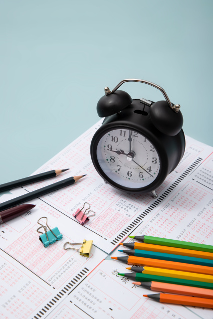 彩色铅笔下的答题卡实拍图