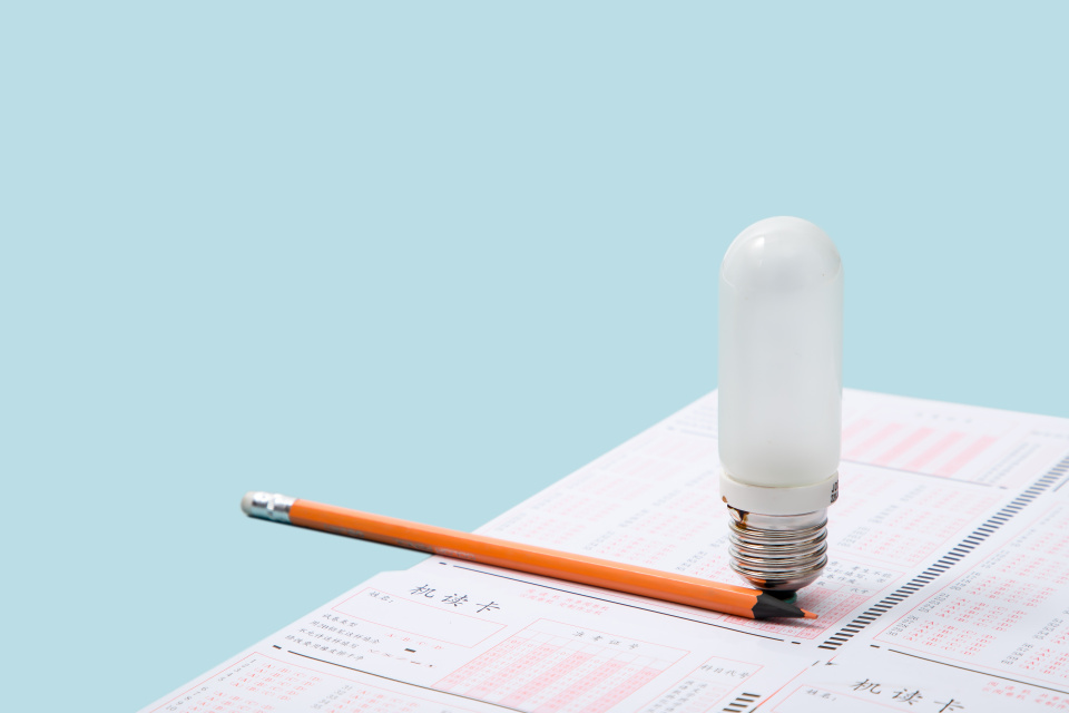 答题卡上的铅笔高清图