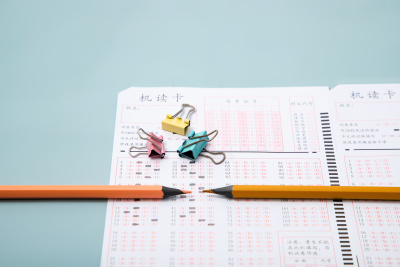 答题卡上的彩色夹子高清图