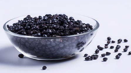 玻璃碗中的健康膳食黑豆摄影图