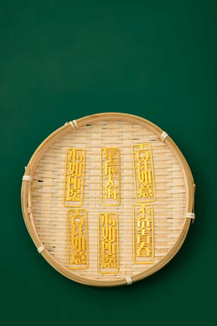 金色镂空书签实拍图