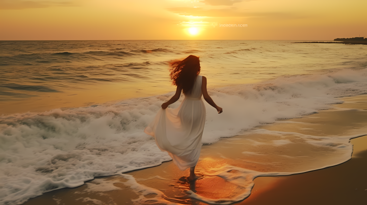 夕阳沙滩上奔跑的白衣女子摄影图版权图片下载