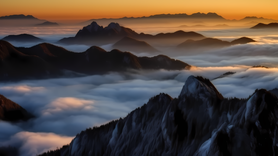 云雾缭绕的山脉日出摄影图