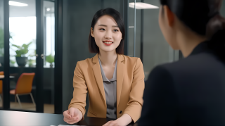 亚洲华人女性办公室采访摄影图片