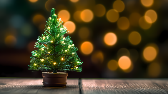 迷人色彩的绿色和绿色风格下的木质表面背景上的迷你圣诞树摄影图