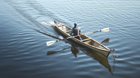 划船人在水中划桨的摄影图片