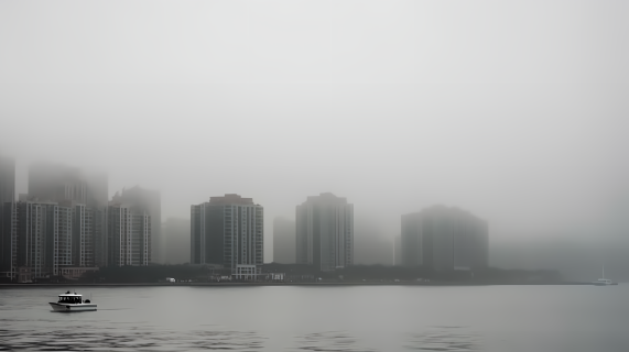 海边城市薄雾负空间尽显比例对比强烈摄影图