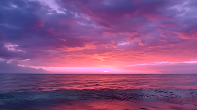 海上的紫色天空与云彩摄影图片