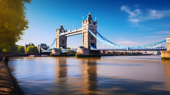 伦敦塔桥金黄色的晨曦摄影图片