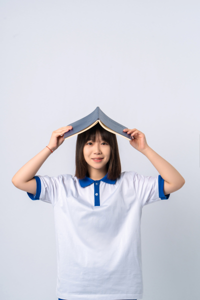 书在头顶的女学生实拍图